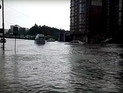 В Новосибирске ливнем затопило улицы и переходы метро, машины проваливались под асфальт В Новосибирске ливнем затопило улицы и переходы метро, машины проваливались под асфальт