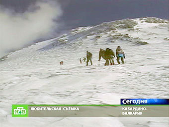 Группа альпинистов на Эльбрусе. Кадр телеканала НТВ 
