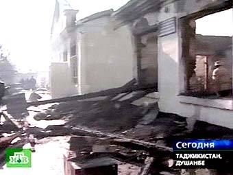 Сгоревшее здание интерната в Душанбе. Кадр телеканала НТВ, архив