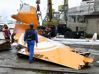 Хвостовая часть разбившегося А-320 в порту Сочи. Фото AFP 