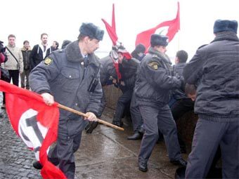 Милиция разгоняет активистов НБП. Фото с сайта партии