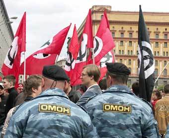 Московский ОМОН сопровождает акцию НБП 9 мая 2006 года. Фото с сайта партии