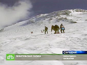 Группа альпинистов на Эльбрусе. Кадр любительской съемки, переданный НТВ