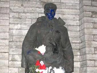 Оскверненный памятник Воину-освободителю в Таллине. Фото с сайта delfi.ee