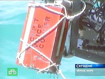 Поднятый со дна моря бортовой самописец разбившегося А-320. Кадр телеканала НТВ 