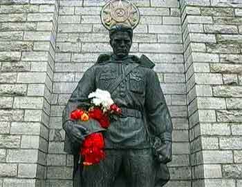 Памятник Воину-освободителю в Таллине. Кадр Первого канала