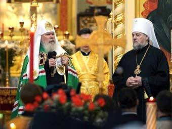 Алексий II (слева) выступает в кафедральном соборе Рождества Христова в Риге. Фото AFP